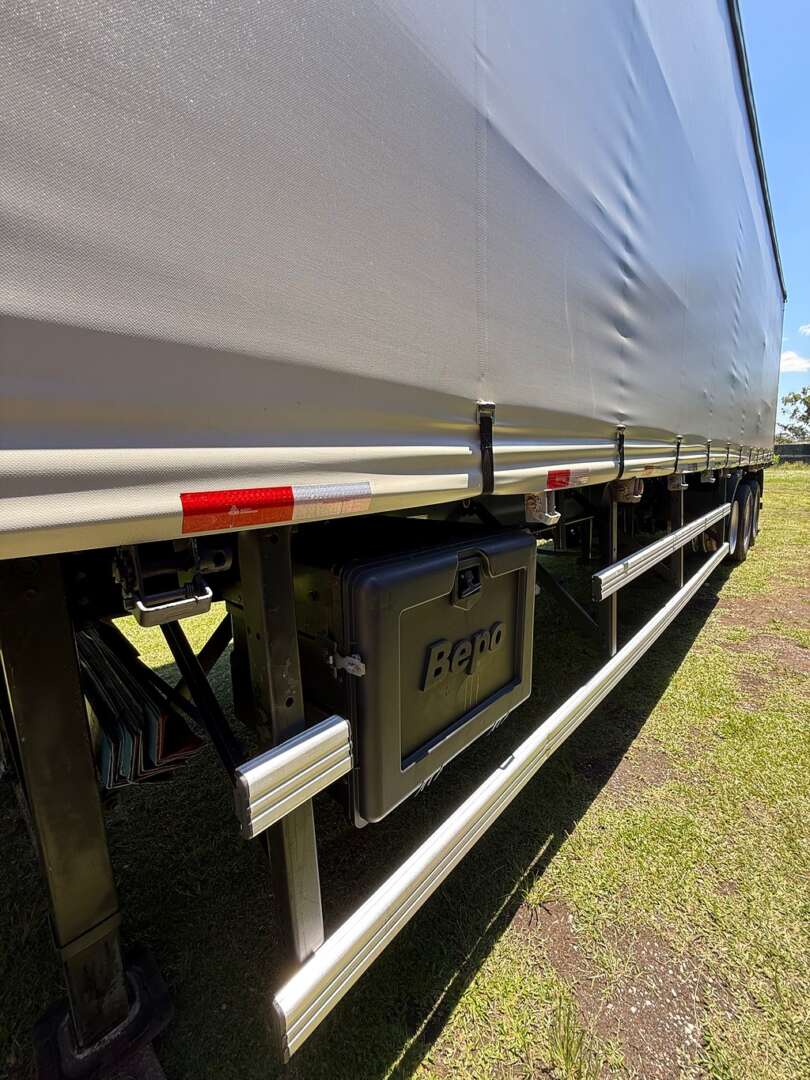 Carreta SEMI-REBOQUE BAU SIDER Randon ANO 2018 3 Eixos de Ribeiro Caminhões no Paraná