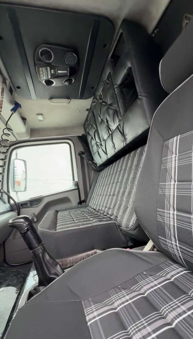 Caminhão VOLKSWAGEN VW 24250 Carroceria ANO 2010 de Ribeiro Caminhões no Paraná