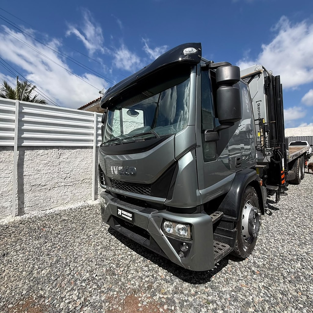 Caminhão IVECO TECTOR 240E25 Guincho Munck ANO 2012 de Ribeiro Caminhões no Paraná