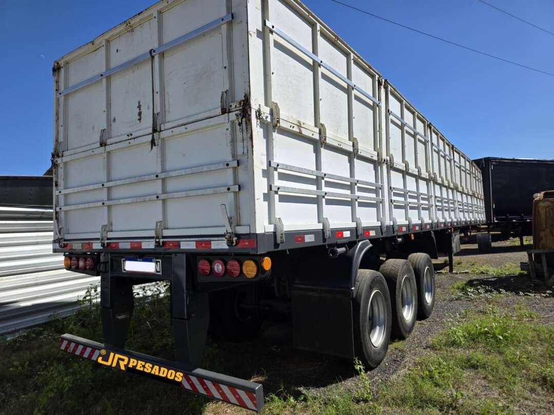 Carreta SEMI-REBOQUE GRANELEIRO Randon ANO 2007 3 Eixos de Jr Pesados no Paraná