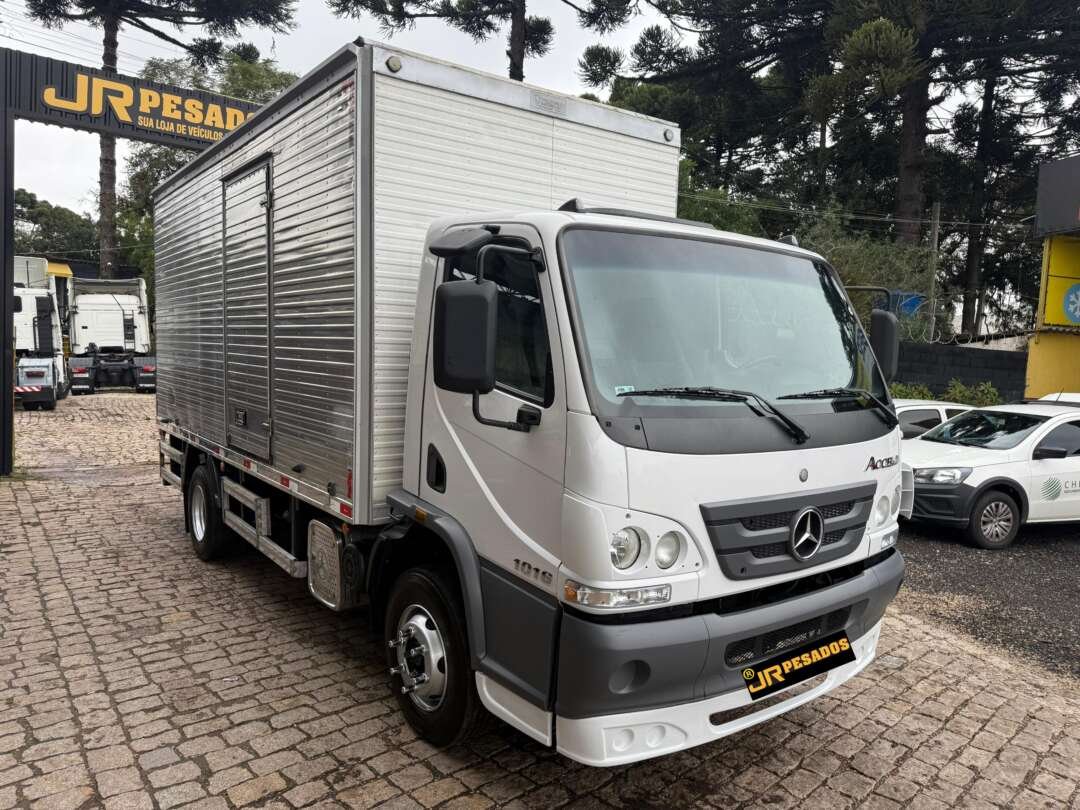 Caminhão MERCEDES BENZ MB 1016 Baú Furgão ANO 2017 de Jr Pesados no Paraná