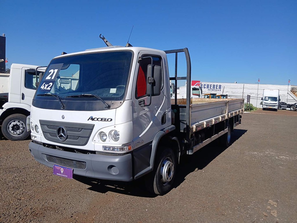 Caminhão MERCEDES BENZ MB 1016 Carroceria ANO 2021 de Renato Vamos Seminovos em São Paulo