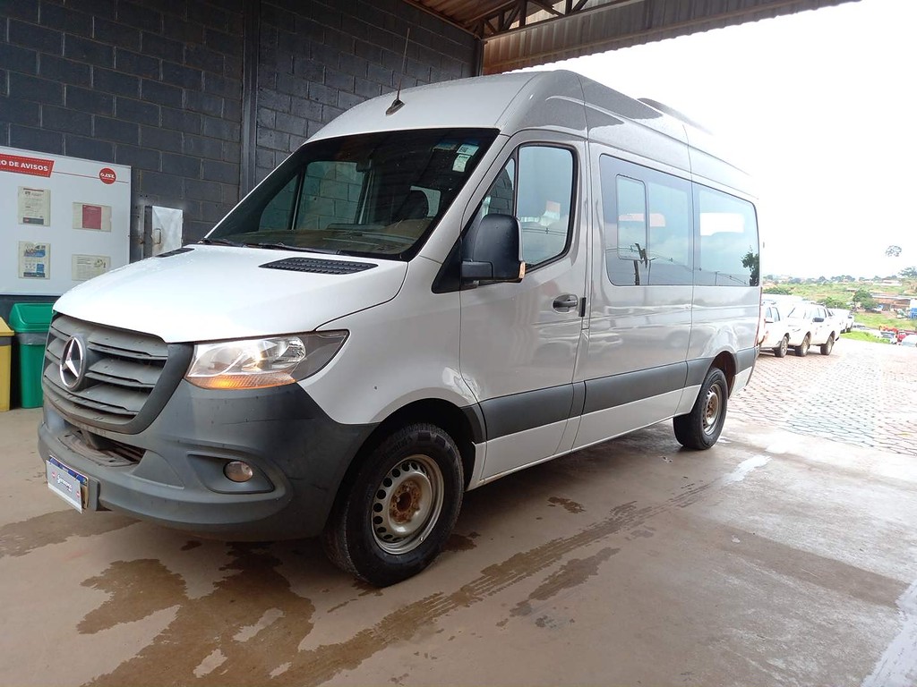 Caminhão ·UTILITÁRIO MERCEDES BENZ SPRINTER FURGÃO 416 Baú Furgão ANO 2022 de Renato Vamos Seminovos em São Paulo