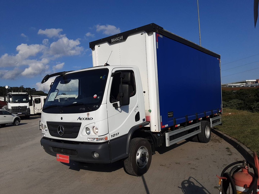 Caminhão MERCEDES BENZ MB 1017 Baú Sider ANO 2024 de Renato Vamos Seminovos em São Paulo