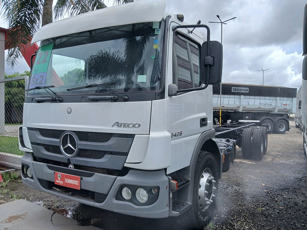 Caminhão MERCEDES BENZ MB 2426 Chassis ANO 2022 de Renato Vamos Seminovos em São Paulo