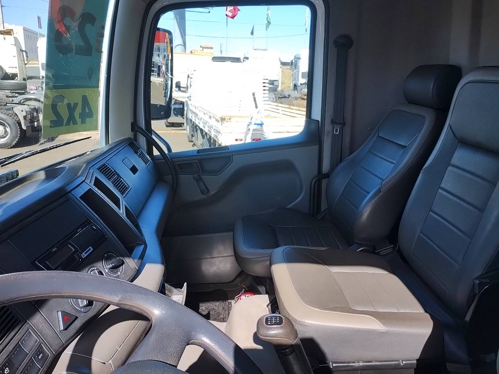 Caminhão VOLKSWAGEN VW 17230 Caçamba Basculante ANO 2023 de Renato Vamos Seminovos em São Paulo