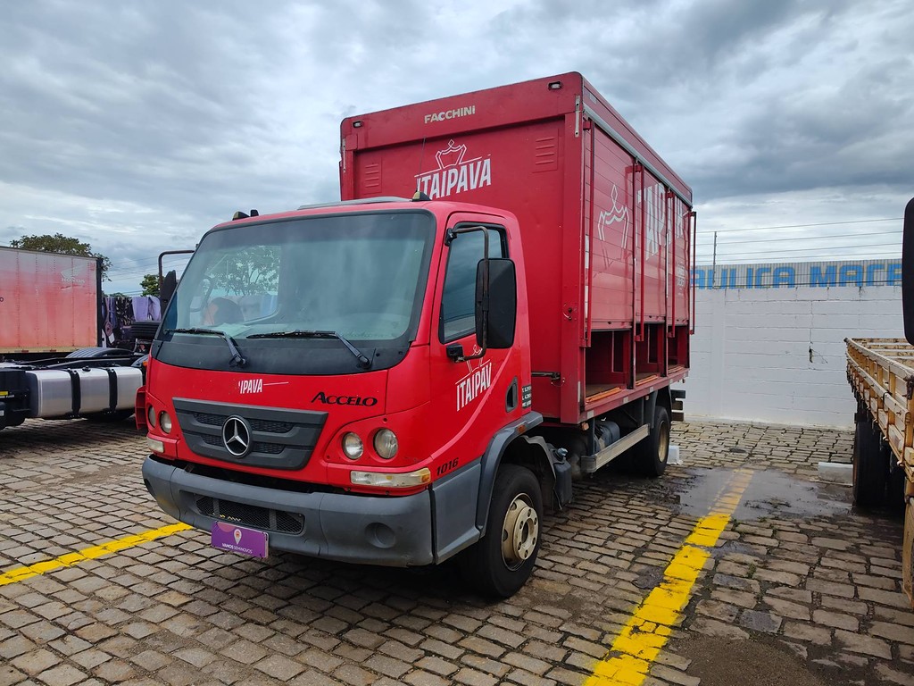 Caminhão MERCEDES BENZ MB 1016 Baú Bebidas ANO 2018 de Renato Vamos Seminovos em São Paulo