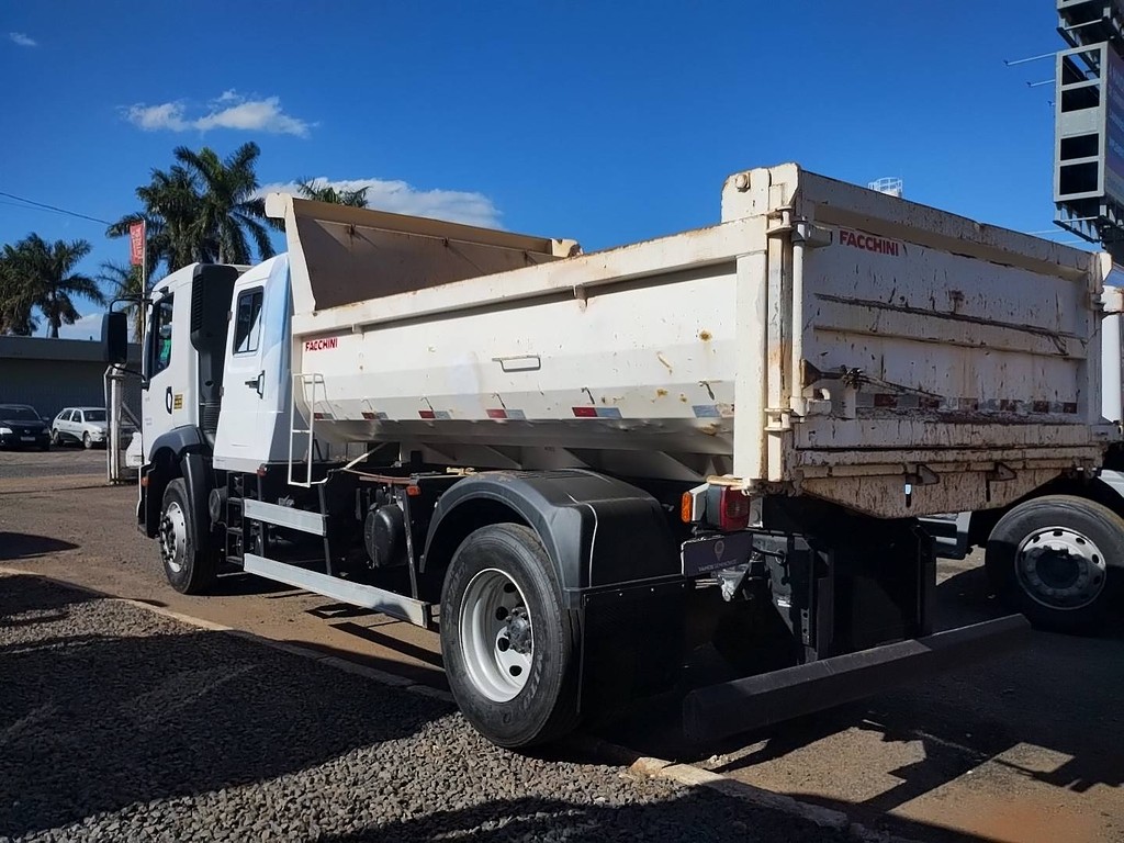 Caminhão VOLKSWAGEN VW 17230 Caçamba Basculante ANO 2023 de Renato Vamos Seminovos em São Paulo