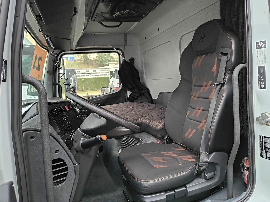 Caminhão MERCEDES BENZ MB 1419 Baú Furgão ANO 2021 de Renato Vamos Seminovos em São Paulo