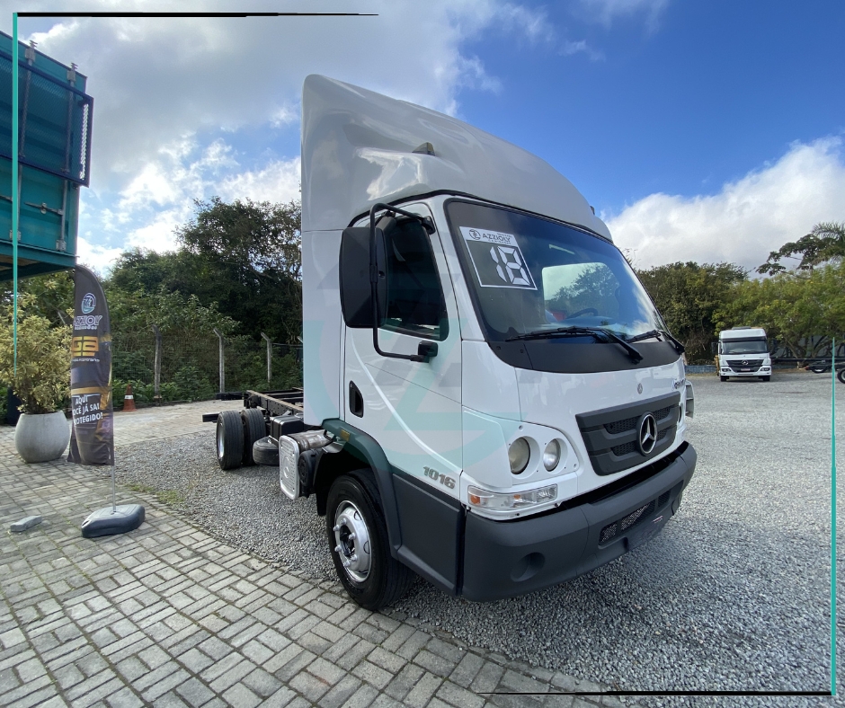 Caminhão MERCEDES BENZ MB 1016 Chassis ANO 2018 de Azzioly Caminhões em São Paulo