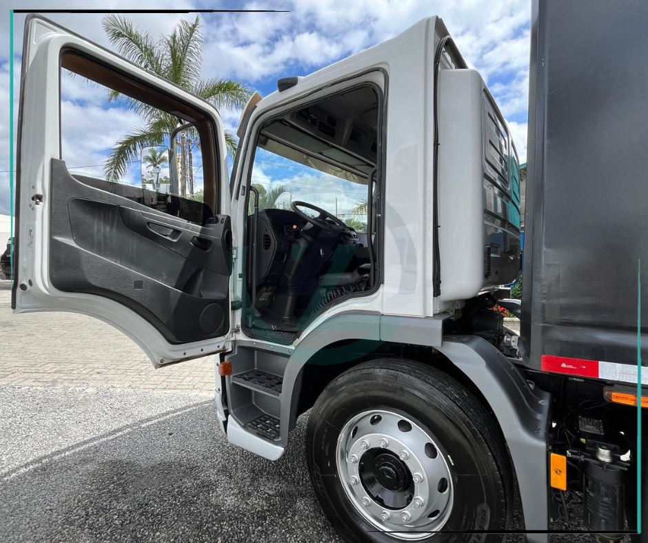 Caminhão FORD CARGO 2428 Baú Sider ANO 2012 de Azzioly Caminhões em São Paulo