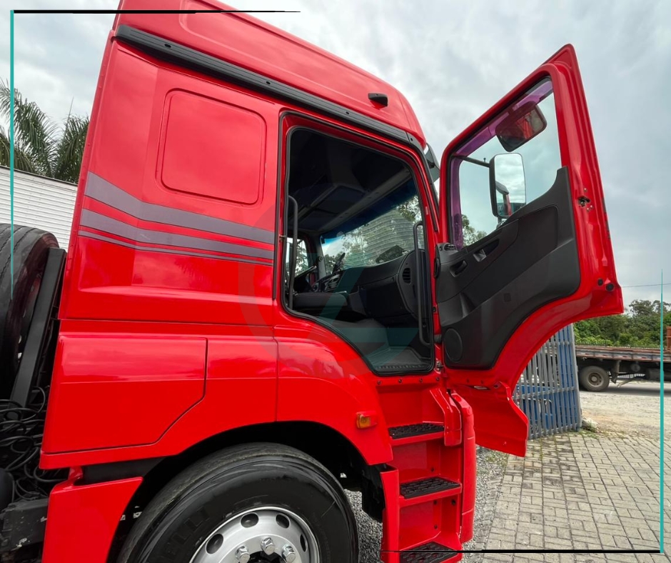 Caminhão MERCEDES BENZ MB 2544 Chassis ANO 2018 de Azzioly Caminhões em São Paulo