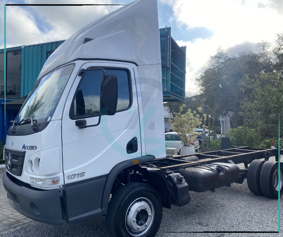 Caminhão MERCEDES BENZ MB 1016 Chassis ANO 2018 de Azzioly Caminhões em São Paulo