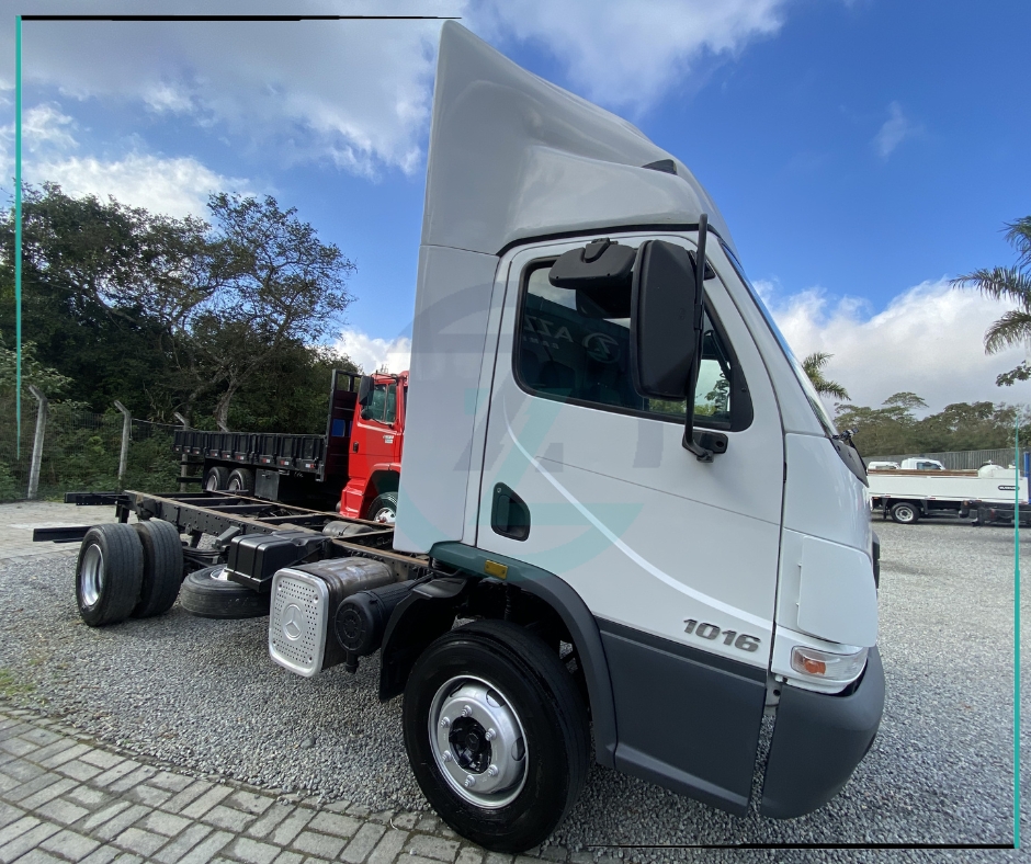 Caminhão MERCEDES BENZ MB 1016 Chassis ANO 2018 de Azzioly Caminhões em São Paulo