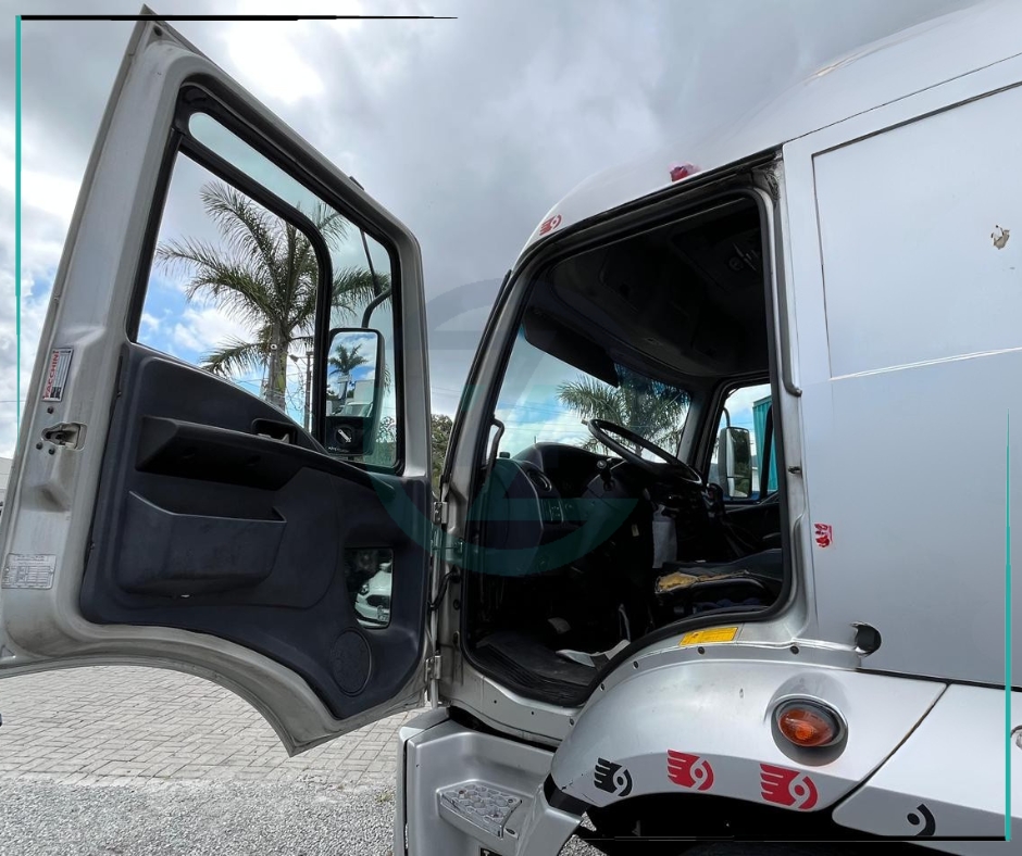 Caminhão FORD CARGO 2428 Baú Sider ANO 2012 de Azzioly Caminhões em São Paulo