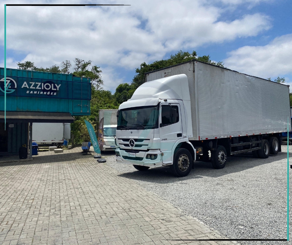 Caminhão MERCEDES BENZ MB 2426 Baú Furgão ANO 2012 de Azzioly Caminhões em São Paulo