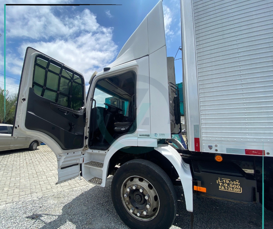 Caminhão MERCEDES BENZ MB 2426 Baú Furgão ANO 2012 de Azzioly Caminhões em São Paulo