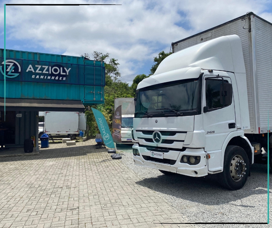 Caminhão MERCEDES BENZ MB 2426 Baú Furgão ANO 2012 de Azzioly Caminhões em São Paulo