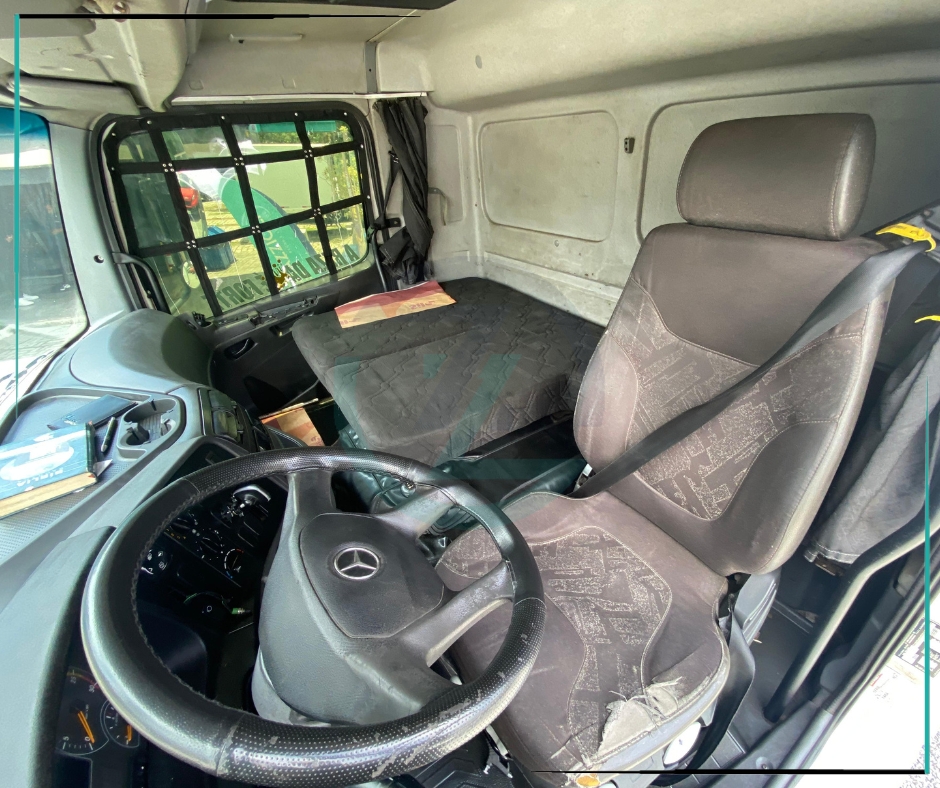 Caminhão MERCEDES BENZ MB 2426 Baú Furgão ANO 2012 de Azzioly Caminhões em São Paulo