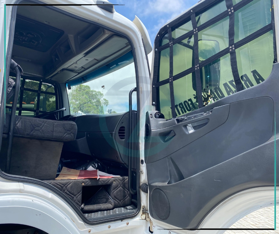 Caminhão MERCEDES BENZ MB 2426 Baú Furgão ANO 2012 de Azzioly Caminhões em São Paulo