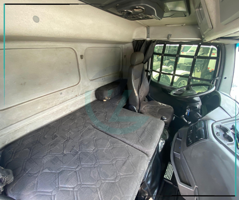 Caminhão MERCEDES BENZ MB 2426 Baú Furgão ANO 2012 de Azzioly Caminhões em São Paulo