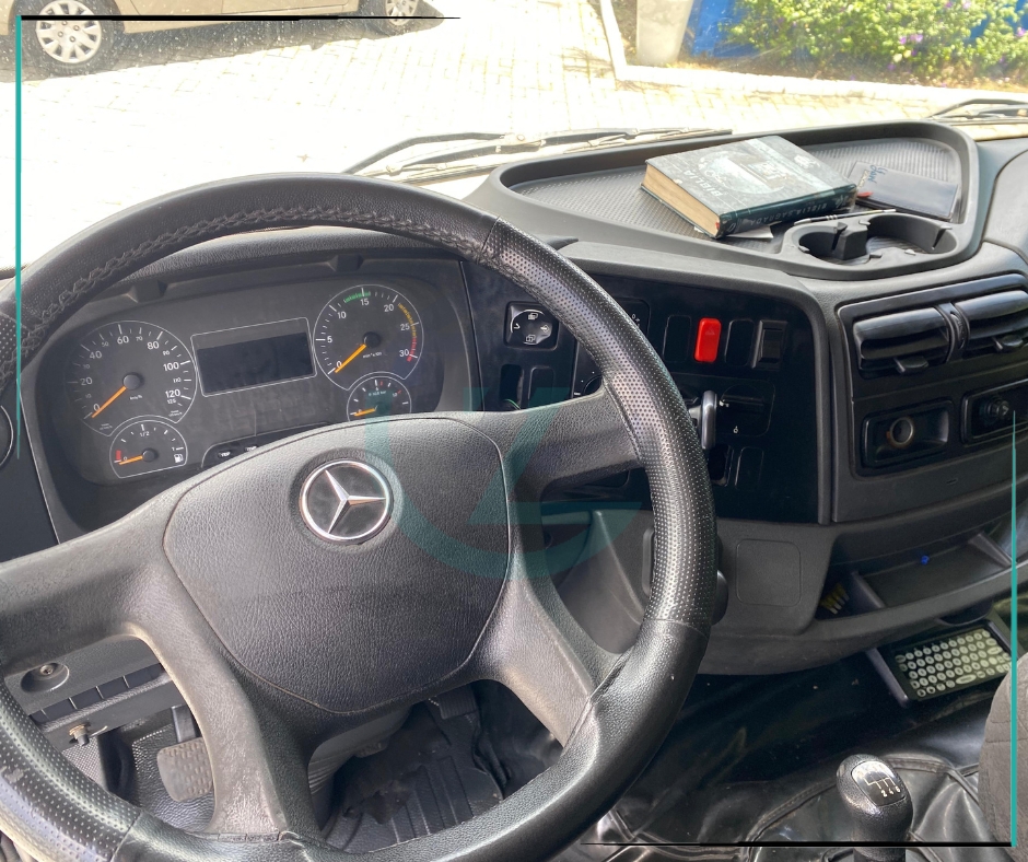 Caminhão MERCEDES BENZ MB 2426 Baú Furgão ANO 2012 de Azzioly Caminhões em São Paulo