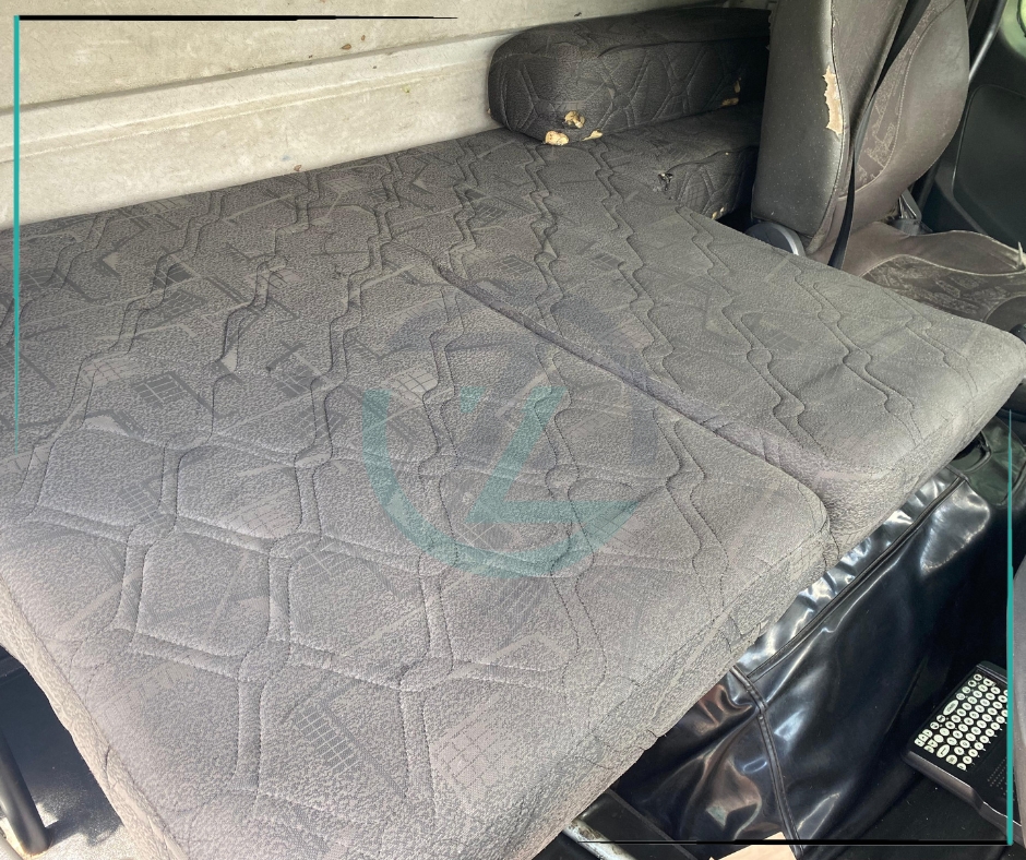 Caminhão MERCEDES BENZ MB 2426 Baú Furgão ANO 2012 de Azzioly Caminhões em São Paulo