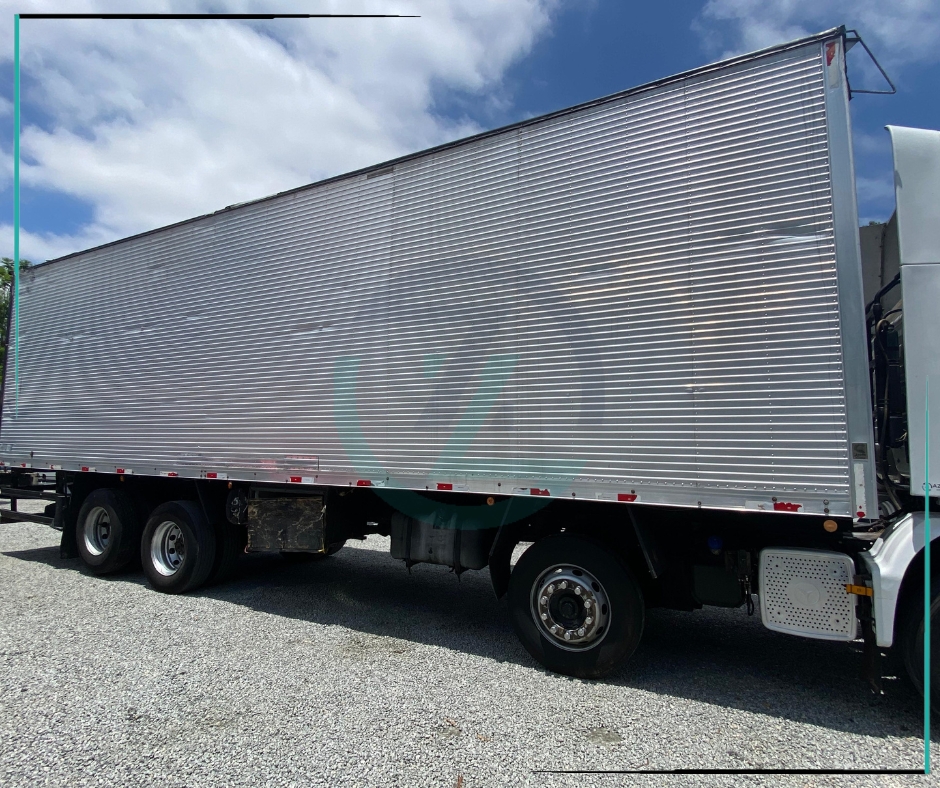 Caminhão MERCEDES BENZ MB 2426 Baú Furgão ANO 2012 de Azzioly Caminhões em São Paulo