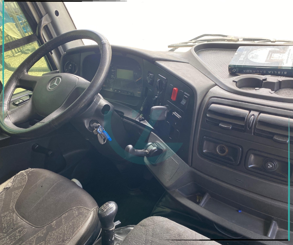 Caminhão MERCEDES BENZ MB 2426 Baú Furgão ANO 2012 de Azzioly Caminhões em São Paulo