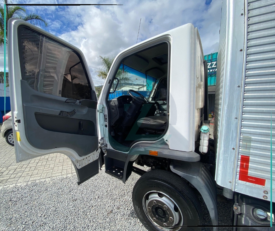 Caminhão MERCEDES BENZ MB 1016 Baú Furgão ANO 2014 de Azzioly Caminhões em São Paulo