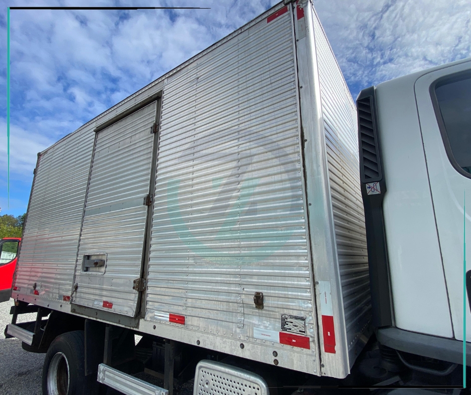 Caminhão MERCEDES BENZ MB 1016 Baú Furgão ANO 2014 de Azzioly Caminhões em São Paulo