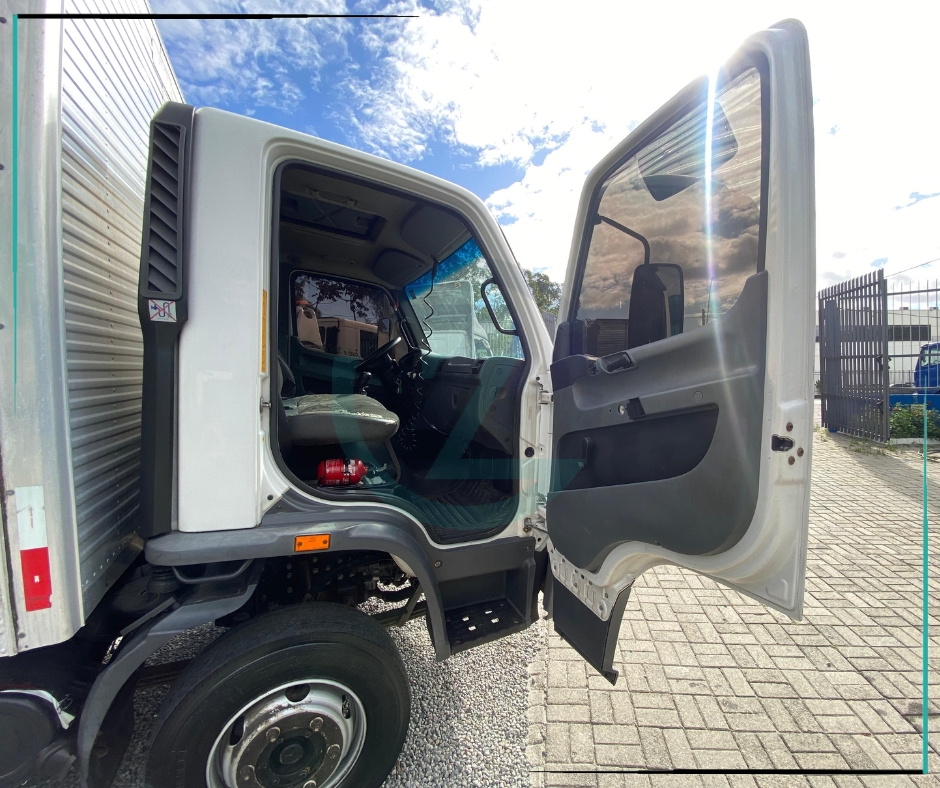 Caminhão MERCEDES BENZ MB 1016 Baú Furgão ANO 2014 de Azzioly Caminhões em São Paulo