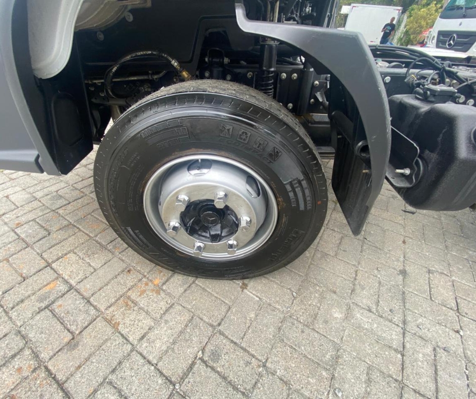 Caminhão MERCEDES BENZ MB 1017 Baú Furgão ANO 2024 de Azzioly Caminhões em São Paulo
