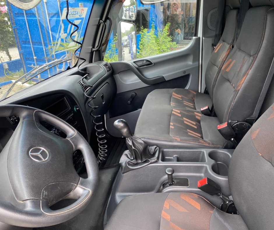 Caminhão MERCEDES BENZ MB 1017 Baú Furgão ANO 2024 de Azzioly Caminhões em São Paulo