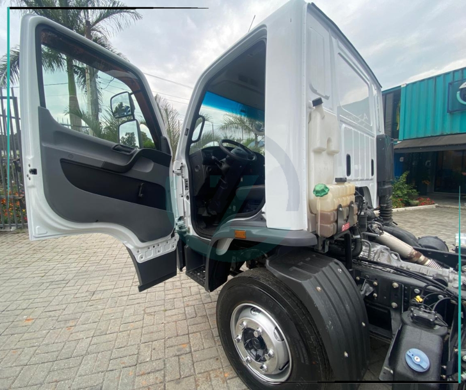 Caminhão MERCEDES BENZ MB 1017 Baú Furgão ANO 2024 de Azzioly Caminhões em São Paulo