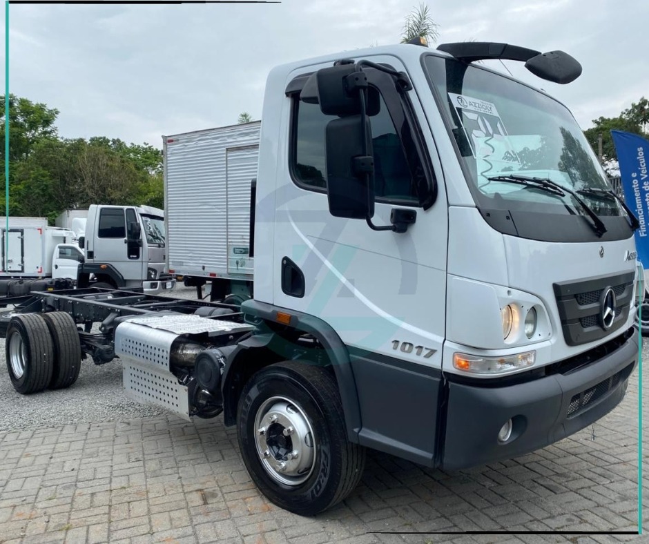 Caminhão MERCEDES BENZ MB 1017 Baú Furgão ANO 2024 de Azzioly Caminhões em São Paulo
