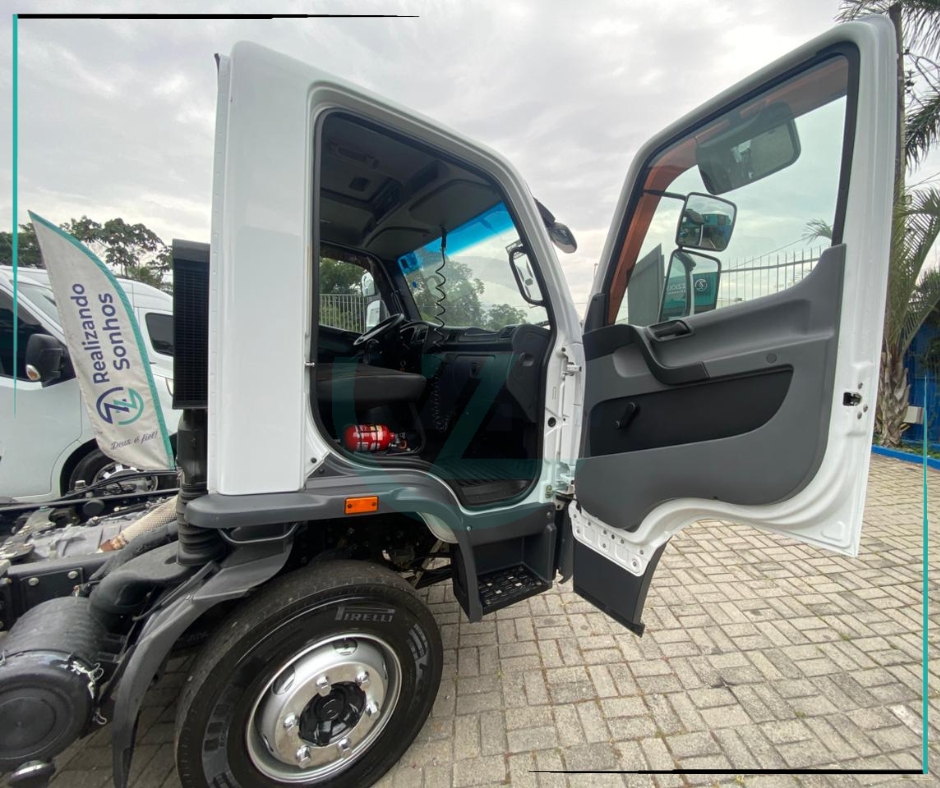 Caminhão MERCEDES BENZ MB 1017 Baú Furgão ANO 2024 de Azzioly Caminhões em São Paulo