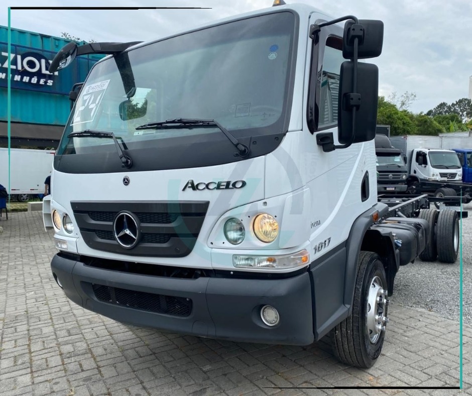 Caminhão MERCEDES BENZ MB 1017 Baú Furgão ANO 2024 de Azzioly Caminhões em São Paulo
