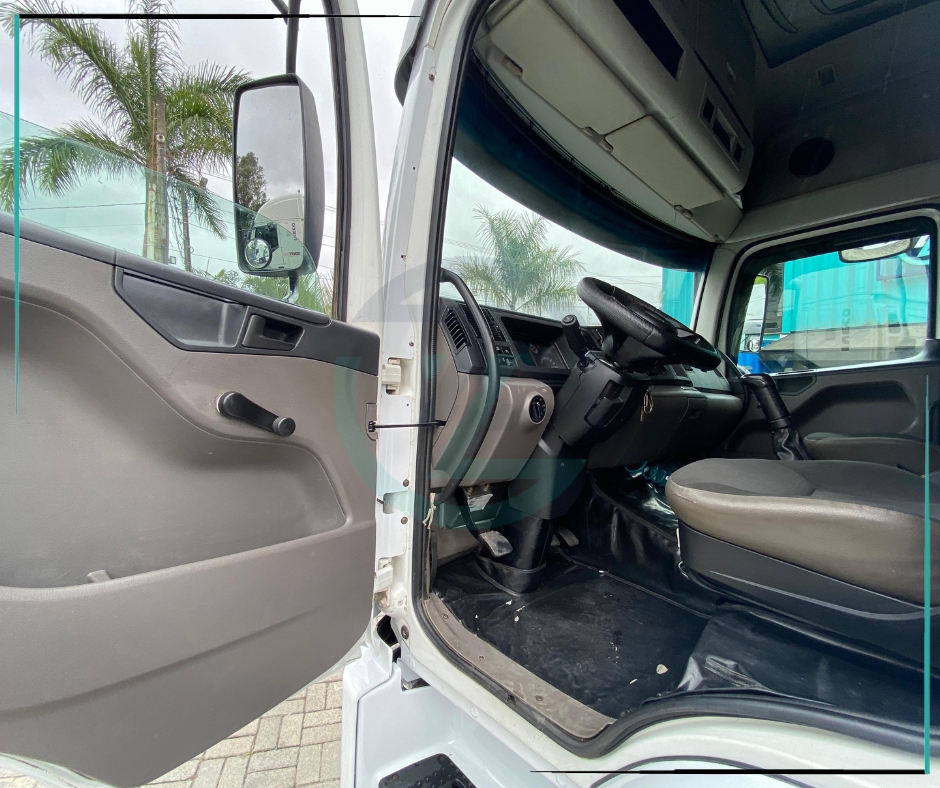 Caminhão VOLKSWAGEN VW 24280 Grade Baixa ANO 2013 de Azzioly Caminhões em São Paulo