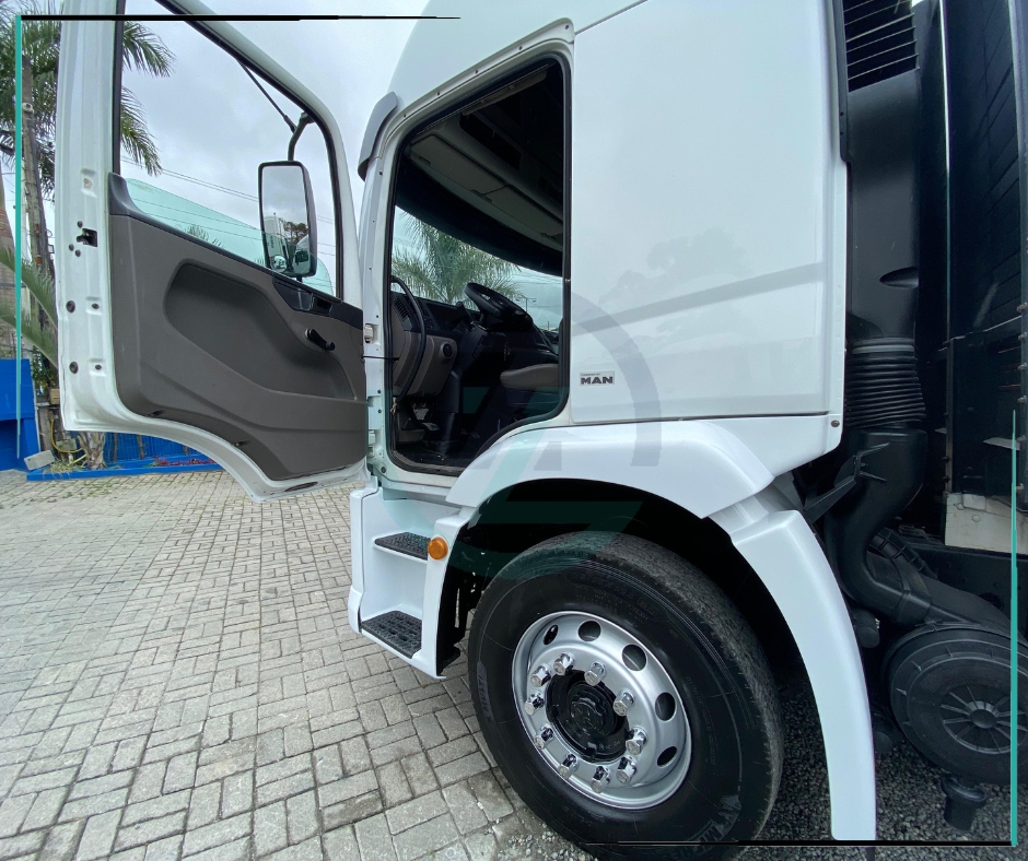 Caminhão VOLKSWAGEN VW 24280 Grade Baixa ANO 2013 de Azzioly Caminhões em São Paulo