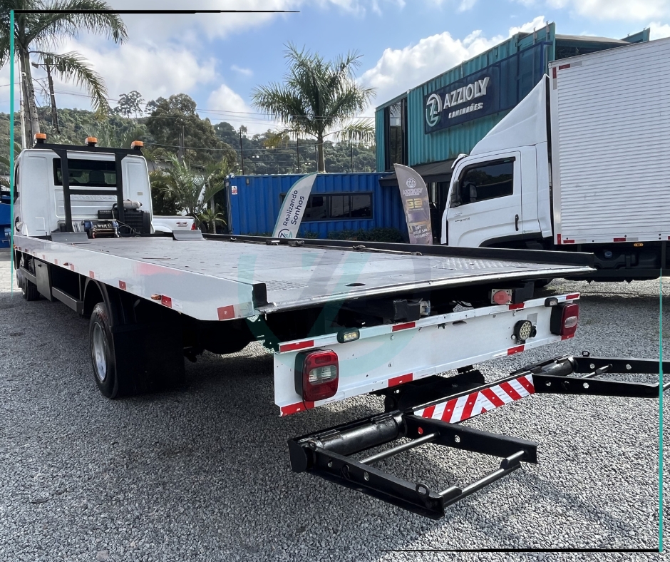 Caminhão VOLKSWAGEN VW 11180 Plataforma Guincho ANO 2020 de Azzioly Caminhões em São Paulo