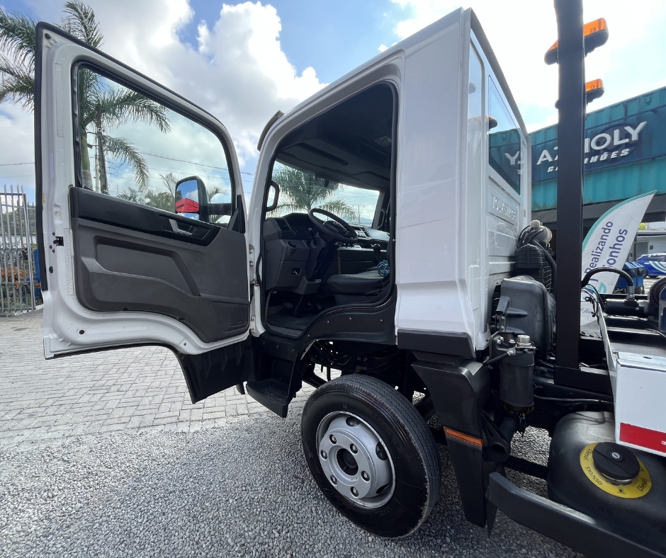 Caminhão VOLKSWAGEN VW 11180 Plataforma Guincho ANO 2020 de Azzioly Caminhões em São Paulo