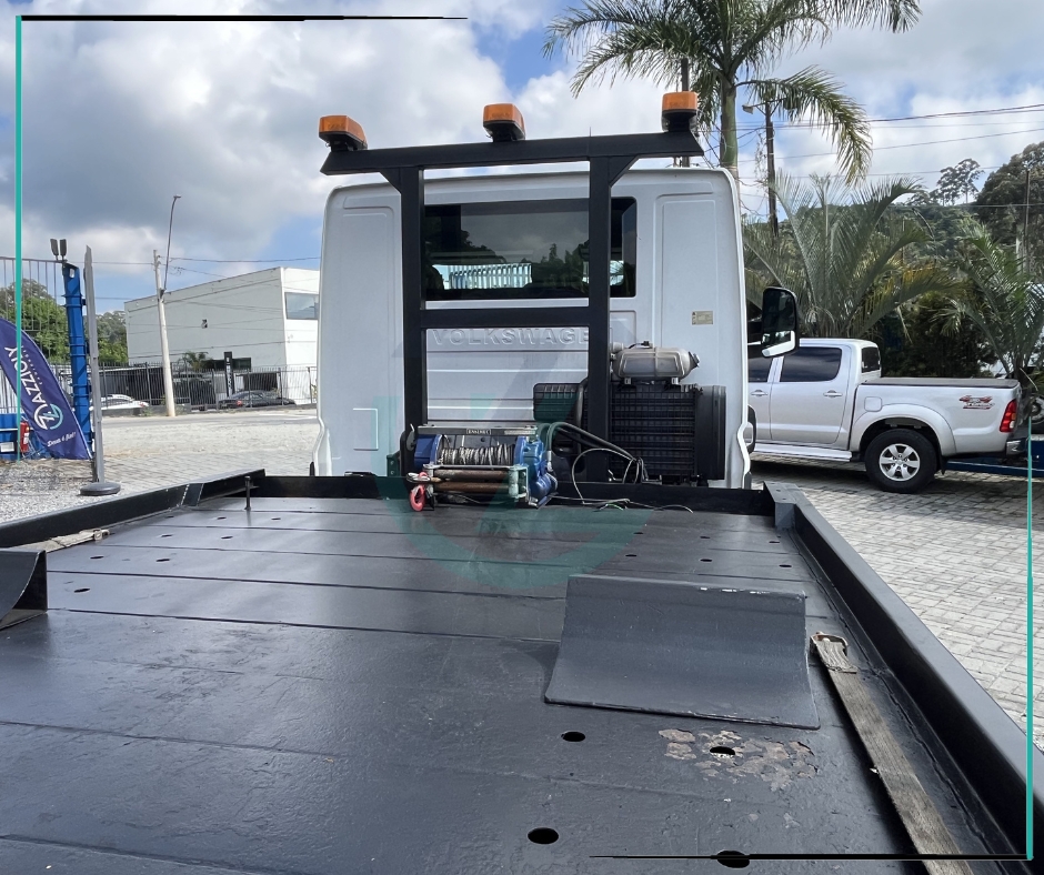 Caminhão VOLKSWAGEN VW 11180 Plataforma Guincho ANO 2020 de Azzioly Caminhões em São Paulo