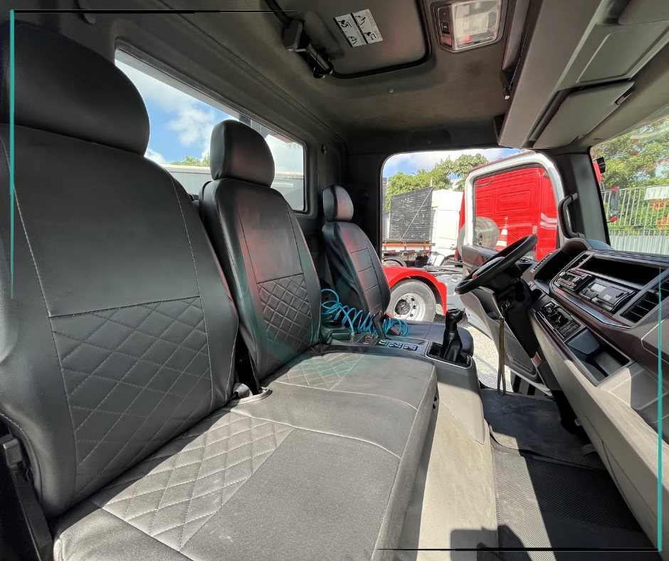 Caminhão VOLKSWAGEN VW 11180 Plataforma Guincho ANO 2020 de Azzioly Caminhões em São Paulo