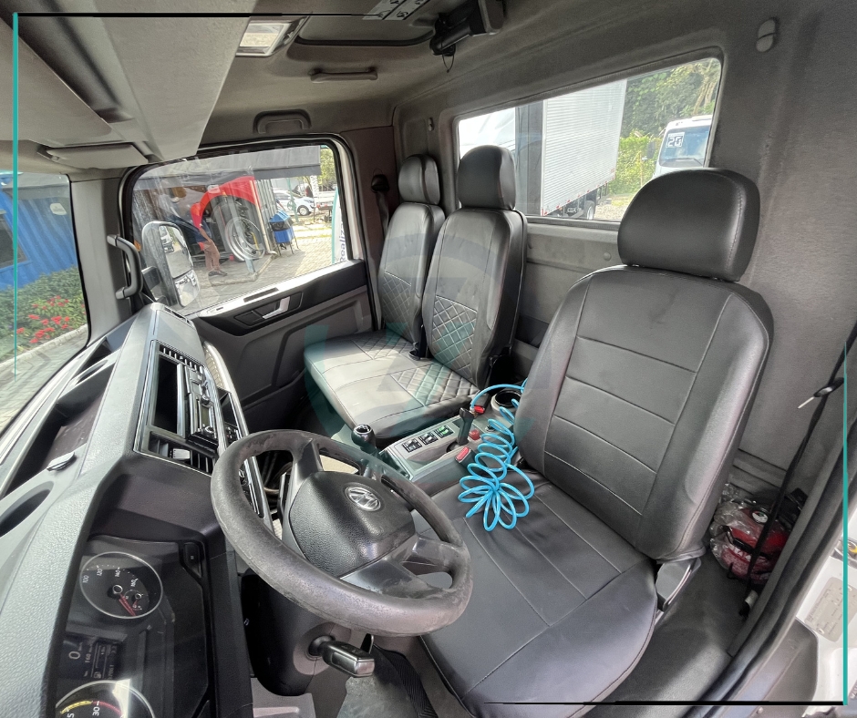 Caminhão VOLKSWAGEN VW 11180 Plataforma Guincho ANO 2020 de Azzioly Caminhões em São Paulo