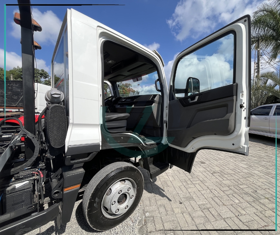 Caminhão VOLKSWAGEN VW 11180 Plataforma Guincho ANO 2020 de Azzioly Caminhões em São Paulo