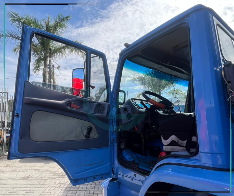 Caminhão MERCEDES BENZ MB 1215 Baú Furgão ANO 2000 de Azzioly Caminhões em São Paulo