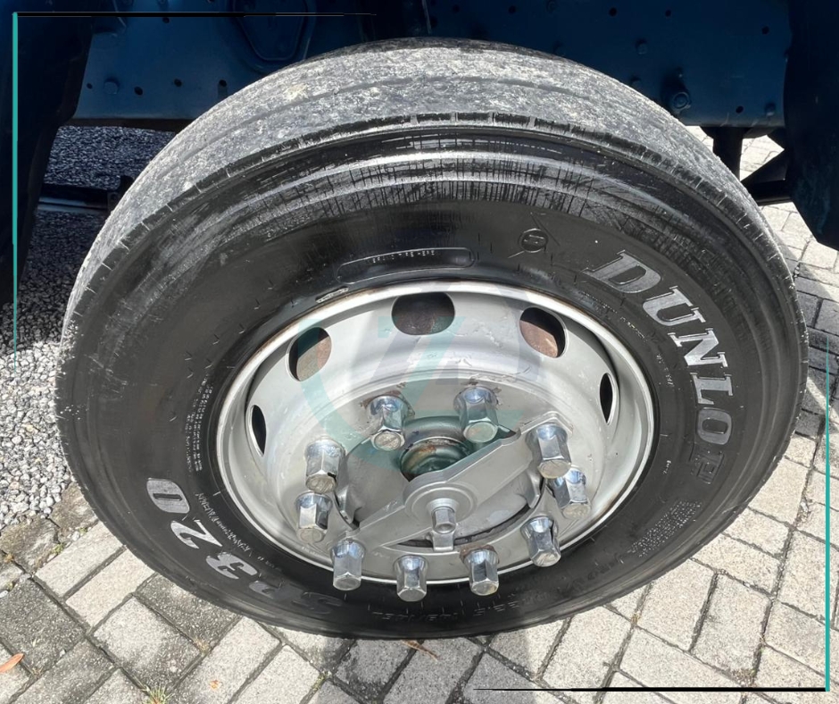 Caminhão MERCEDES BENZ MB 1215 Baú Furgão ANO 2000 de Azzioly Caminhões em São Paulo
