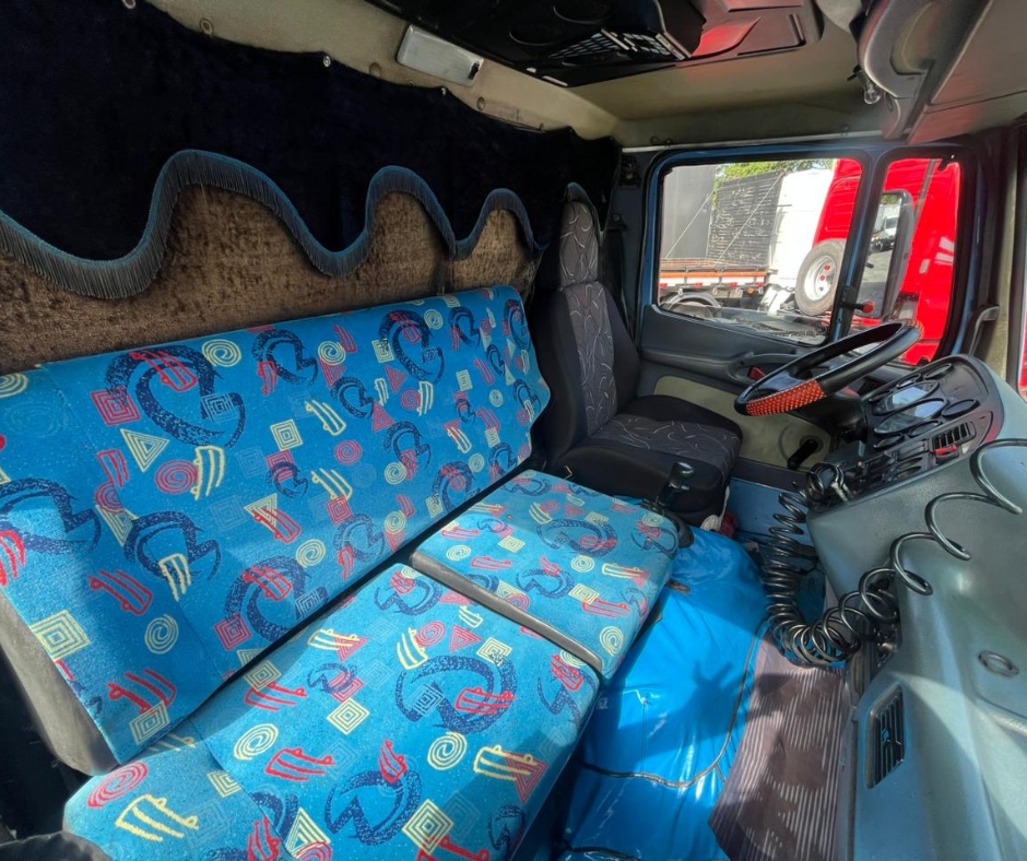 Caminhão MERCEDES BENZ MB 1215 Baú Furgão ANO 2000 de Azzioly Caminhões em São Paulo