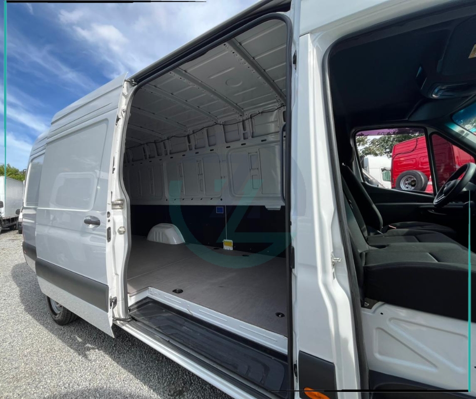 Caminhão MERCEDES BENZ SPRINTER Baú Furgão ANO 2025 de Azzioly Caminhões em São Paulo